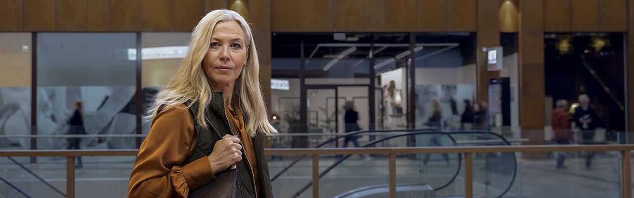 Spring-campaign_woman_in mall_1280x400_CompQual80.jpg