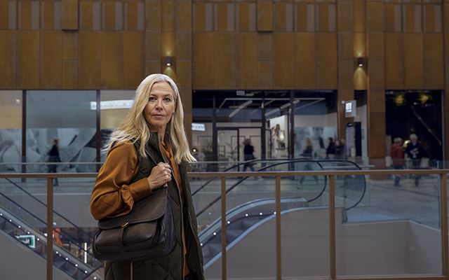 Spring-campaign_woman_in mall_640x400_CompQual80.jpg
