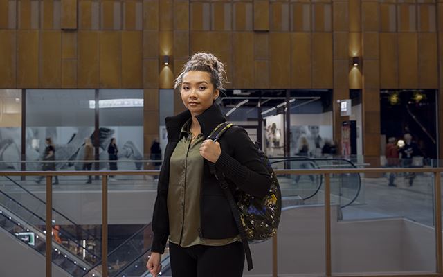 Spring_campaign_girl_in mall_640x400_CompQual80.jpg